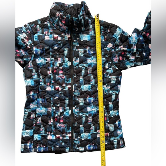 North Face Women’s Primaloft Thermoball jacket Multi Glitch Print Zip Up M LN - Picture 10 of 10